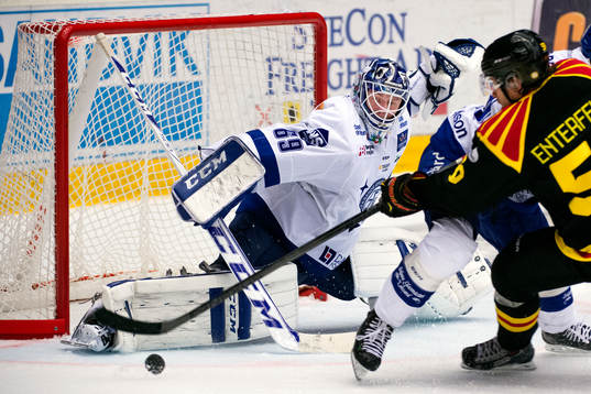 Leksands målvakt Oscar Alsenfelt räddar skott från