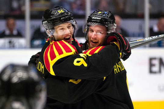 Brynäs Oskar Lindblom och Niclas Andersén jublar