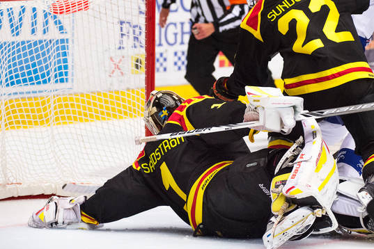 Brynäs Målvakt Felix Sandström räddar mål nära