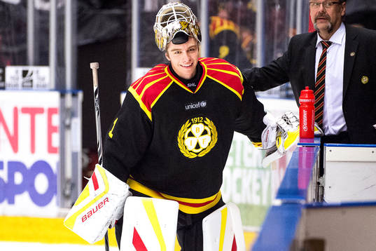 Brynäs målvakt Felix Sandström jublar