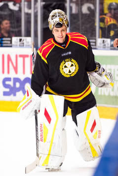 Brynäs målvakt Felix Sandström jublar
