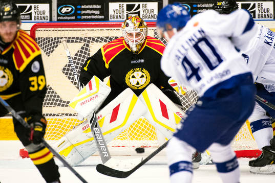 Brynäs målvakt Felix Sandström inväntar skott på mål