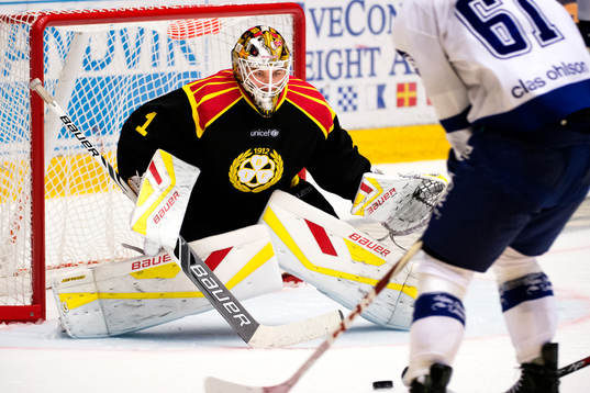 Brynäs målvakt Felix Sandström inväntar skott från