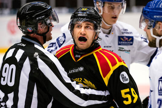 Brynäs Sebastian Enterfeldt skriker på en Leksandsspelare
