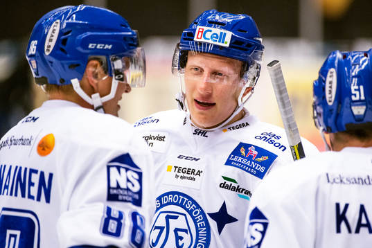 Leksands Toni Kähkönen samtalar med Veli-Matti Savinainen