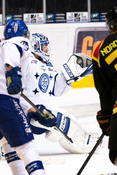 Leksands målvakt Oscar Alsenfelt räddar skott på mål