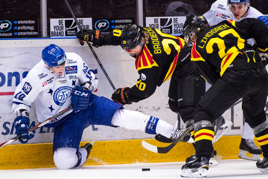 Leksands Tobias Forsberg kämpar om pucken mot Brynäs Adam
