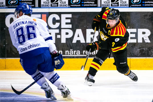 Brynäs Niclas Andersén skjuter skott på mål som