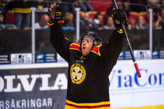 Brynäs Sebastian Enterfeldt jublar