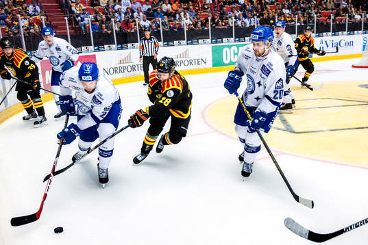 Leksands Joonas Rönnberg och Ryan Russell försöker få
