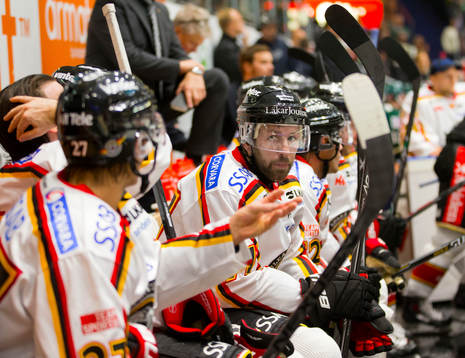 Luleås Per Ledin pratar med Daniel Zaar i spelarbåset