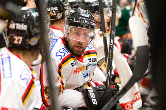Luleås Per Ledin pratar med Daniel Zaar i spelarbåset