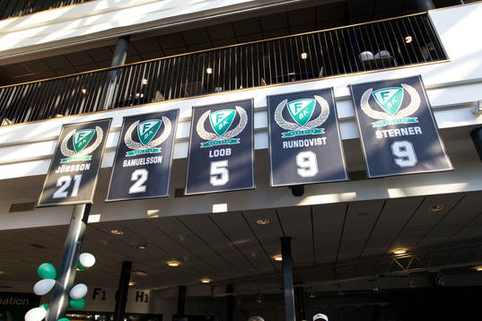 I entrén i Löfbers Arena hänger spelarnummer från
