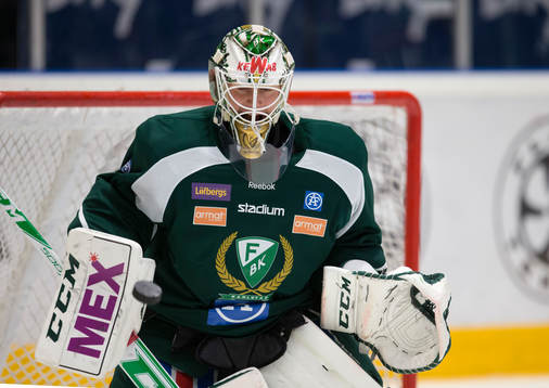 Färjestads målvakt Fredrik Pettersson Wentzel fokuserar