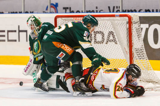 Färjestads målvakt Fredrik Pettersson Wentzel tar hand om