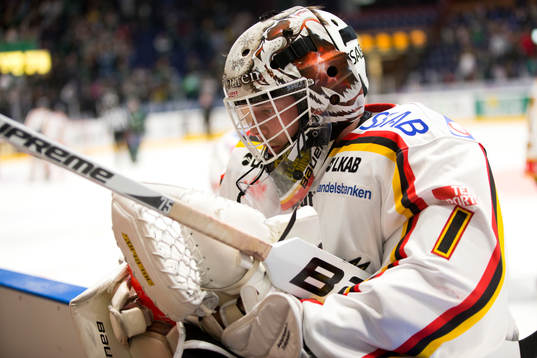 Luleås målvakt Daniel Larsson ser trött ut vid