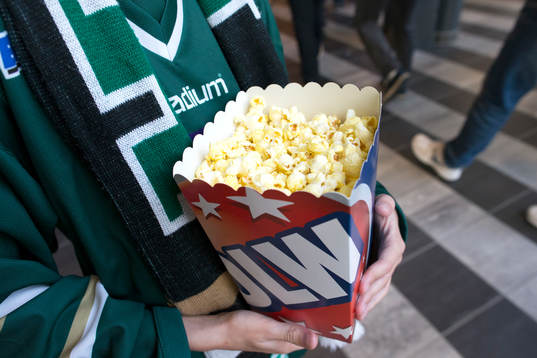 Popcorn försedd supporter innan  ishockeymatchen i SHL
