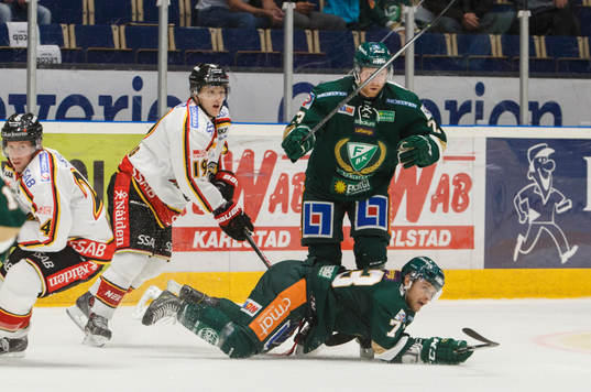 Luleås Daniel Mannberg ser Färjestads Anton Grundel ligga