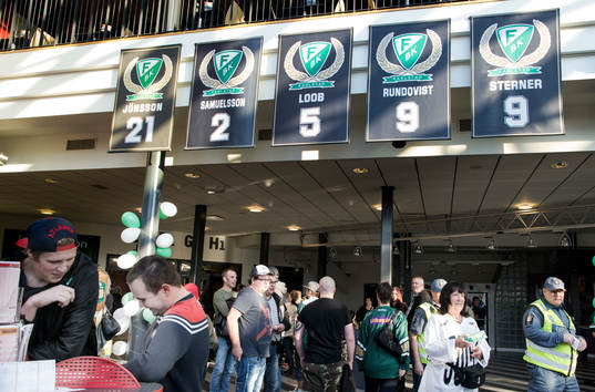 I entrén i Löfbers Arena hänger spelarnummer från