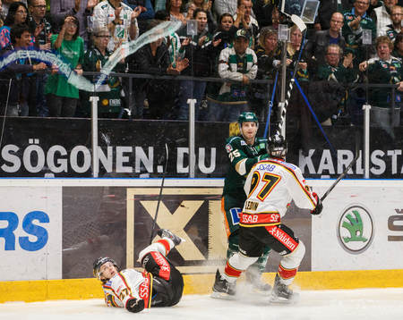 Luleås Per Ledin och Daniel Zaar har en duell med