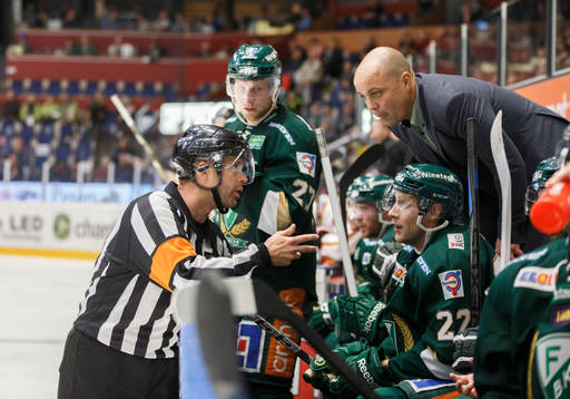 Domare Patrik Sjöberg samtalar med Färjestads