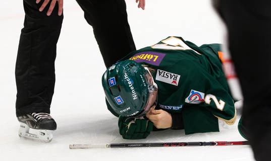Färjestads Christoffer Forsberg ligger skadad på isen