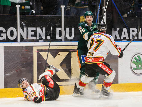 Luleås Per Ledin och Daniel Zaar har en duell med