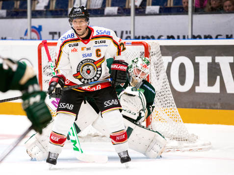 Färjestads målvakt Fredrik Pettersson Wentzel tittar fram