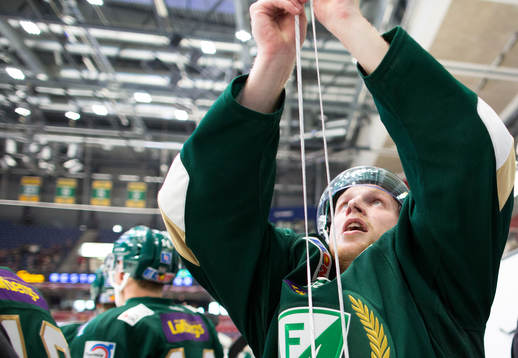 Färjestads Joachim Rohdin byter snören på skridskorna