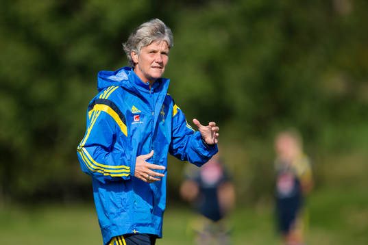 Sveriges förbundskapten Pia Sundhage instruerar spelarna
