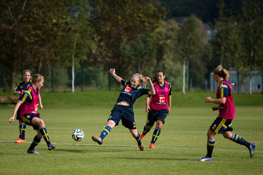 Lisa Dahlkvist sträcker sig