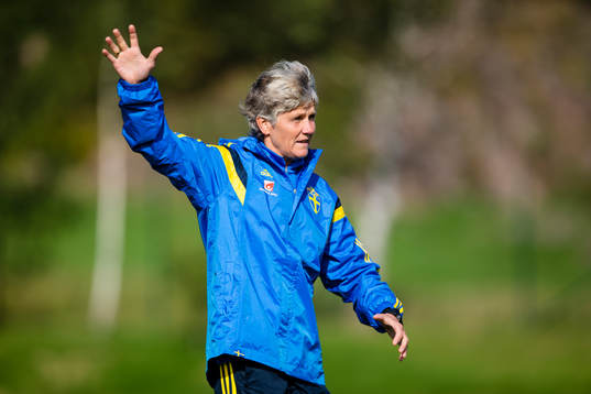 Förbundskapten Pia Sundhage instruerar