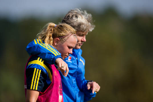 Förbundskapten Pia Sundhage pratar med Jessica Samuelsson