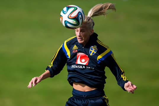Sofia Jakobsson nickar en boll
