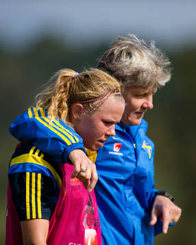 Förbundskapten Pia Sundhage pratar med Jessica Samuelsson