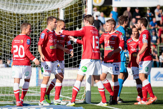 a vänster) gör 0-1 och gratuleras av lagkamrater