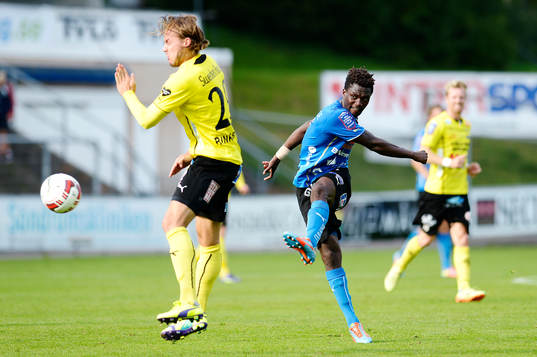 Halmstads King Osei Gyan med ett skott