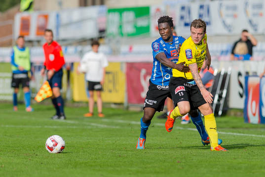 Halmstads King Osei Gyan och Mjällbys Viktor Nilsson