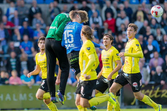 Mjällbys målvakt Mattias Asper och Halmstads Perparim