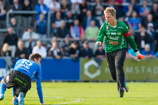 Mjällbys målvakt Mattias Asper och Halmstads Perparim