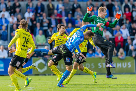 Mjällbys målvakt Mattias Asper och Halmstads Perparim