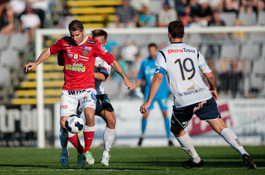 Falkenbergs Stefan Rodevåg i kamp om bollen med Gefles