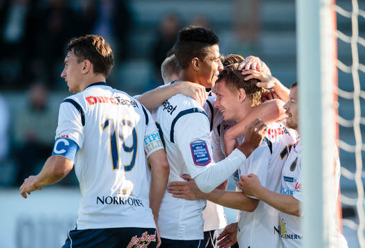 a höger) gör 3-1 och gratuleras närmast av Emil Bellander
