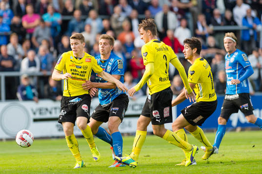 Mjällbys Viktor Agardius och Halmstads Mikael Boman