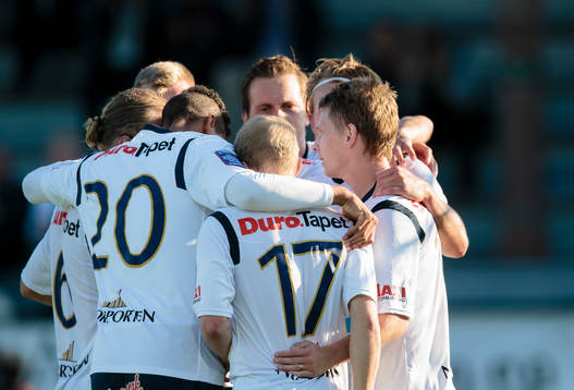 Gefles Johan Bertilsson (h) gör 3-1 och gratuleras av