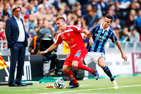 Åtvidabergs Pontus Nordenberg knuffas omkull av