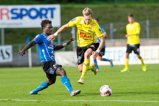 Halmstads King Osei Gyan och Mjällbys Christian Wilhelmsson