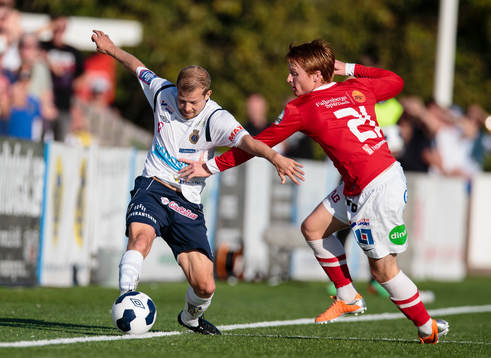 Gefles Jonas Lantto försöker ta sig förbi Falkenbergs
