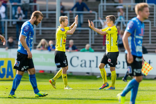 Mjällbys Christian Wilhelmsson har gjort 1-2 på straff