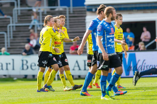 Mjällbys Christian Wilhelmsson har gjort 1-2 på straff